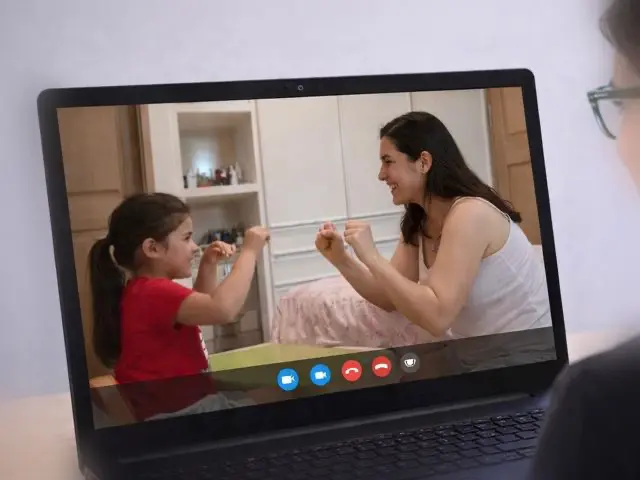 Sesión de consulta virtual en laptop para valoración diagnóstica y orientación